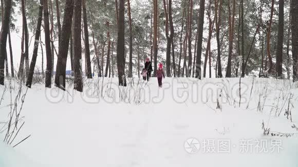 一家人走在雪地上