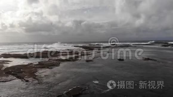 傍晚在野生海水上低空飞行视频