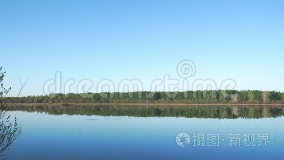 大型湖泊或河流的全景