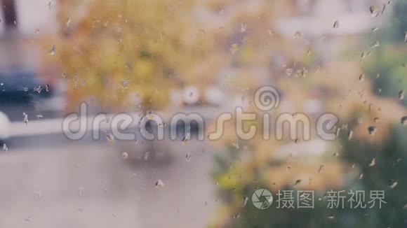 窗户上的雨滴和机器一起