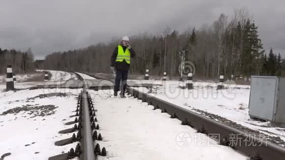 铁路工人在电气外壳附近打电话视频
