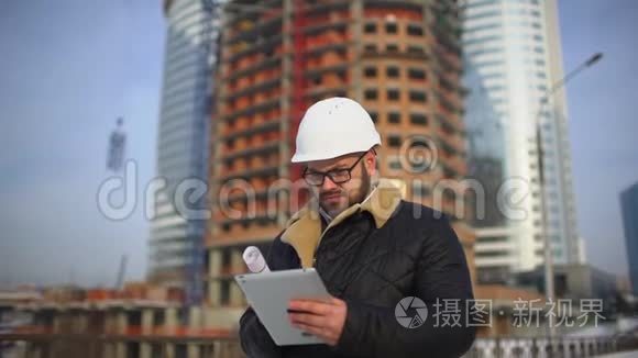 建筑工程师看建筑工地监督工人团队活动