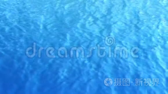 特写抽象的蓝水波纹湖水纹理背景