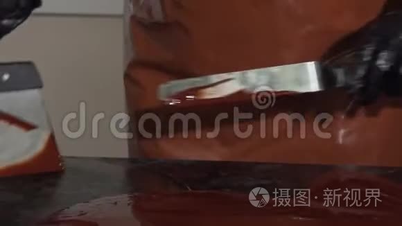 巧克力调质热巧克力在厨房工作视频