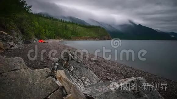 夜晚露营和池塘附近火焰的时间