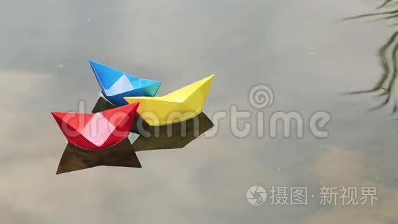 三只小彩纸船浮在水面上视频