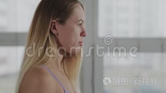 有着美丽身材的运动女性正在跑步机上训练。