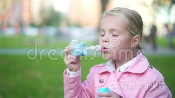 小女孩在户外玩肥皂泡