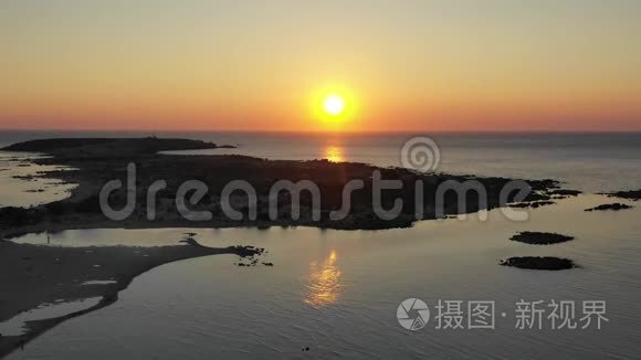 空中无人机全景视频著名的异国天堂沙质翡翠海滩埃拉丰尼西在西南克里特岛，希腊。