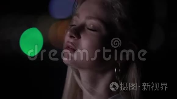 美丽的女人在夜城转脸看镜头视频