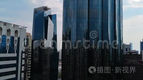 阿布扎比城市的摩天大楼多云蓝天上的现代塔楼景观