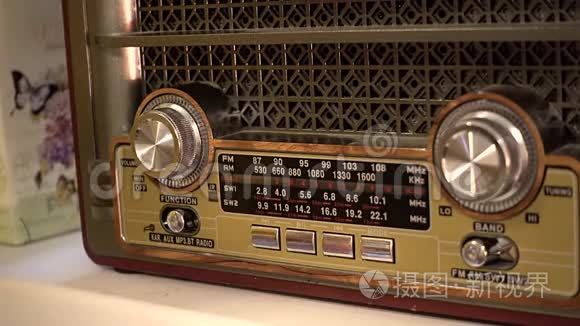 调整复古收音机的音量旋钮视频