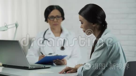 女医生保存病历，年轻女性病人说症状