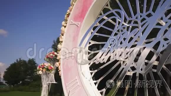 婚礼用模糊背景的人造花束装饰视频