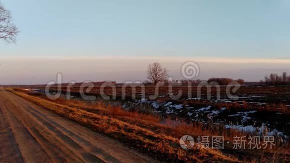 日落时的风景全景，初春的乡村，