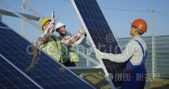 三名工人安装太阳能电池板