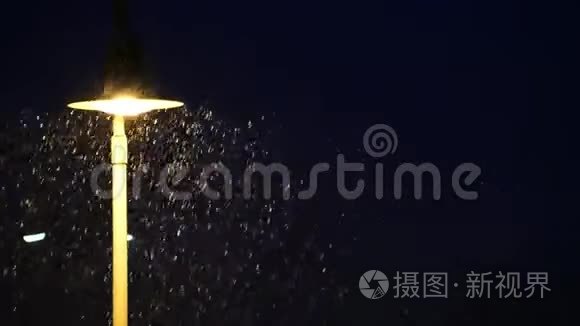 降雪与燃烧蜡烛的永世花环视频