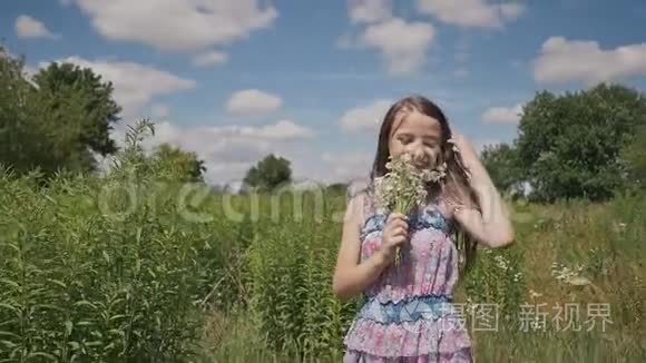 小女孩带着鲜花在草地上奔跑视频