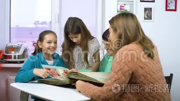 女孩们看着祖母的旧相册视频