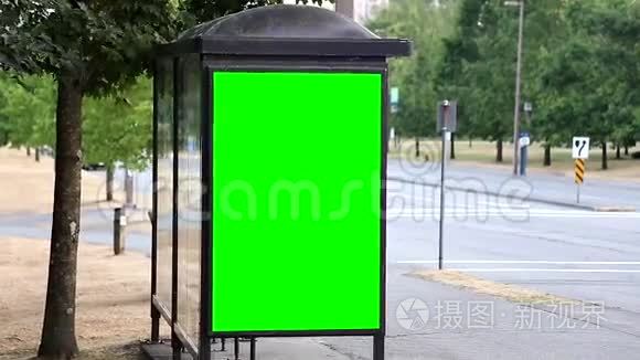 公共汽车站广告绿色广告牌视频
