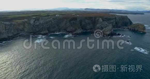 在鸟瞰图中向下移动，靠近海岸线，有很多悬崖