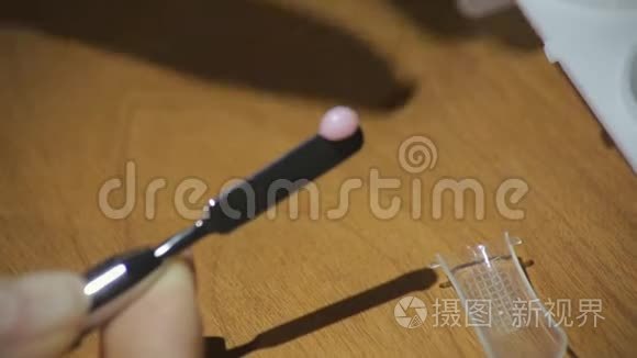 在沙龙里用凝胶抛光的指甲形成视频