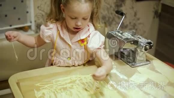 厨房里做意大利面的小女孩视频