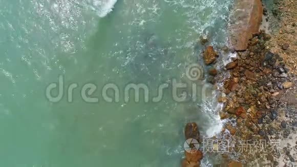 低空中飞弹飞过海浪冲击岩石视频