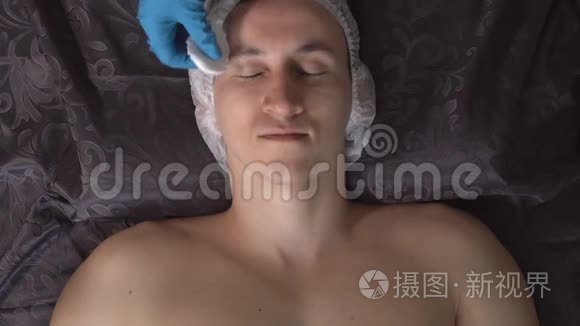 在水疗中心做面部清洁的帅哥视频