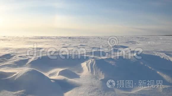 一个人走过雪地里的暴风雪