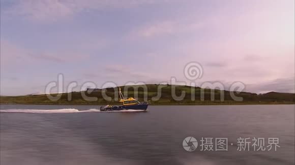黄船在一个岛附近航行视频