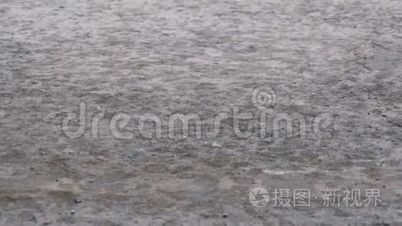 雨水落在路面上形成一个水坑。 时间流逝