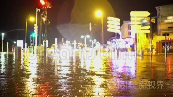 汽车在街上行驶，傍晚时分在市区，秋天多雨的天气