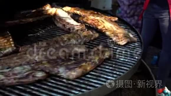 在大型烧烤门上烹煮猪肉边排骨。