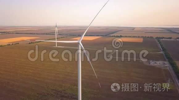 空中观景风力涡轮机，风力场上的风车。 可持续发展，可再生能源