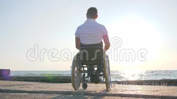 怀孕女孩用轮椅扶着残疾人