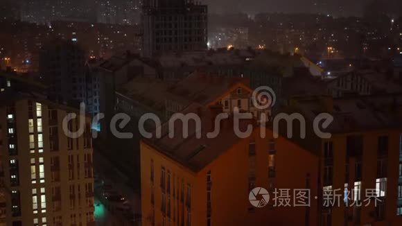 夜幕降临时的城市。 高层建筑窗户的灯