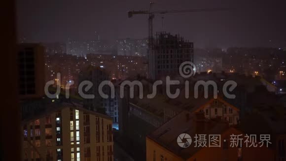 夜幕降临时的城市。 高层建筑窗户的灯