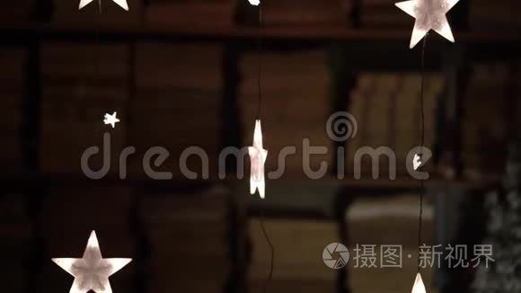 夜幕降临时的城市。 高层建筑窗户的灯