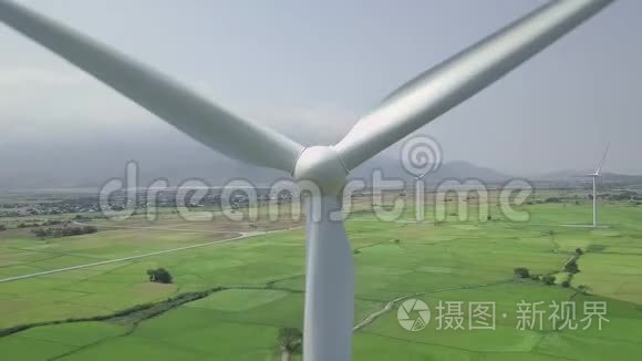 风力涡轮机鸟瞰图。 绿色农业领域空中生产清洁可再生能源的风力涡轮机