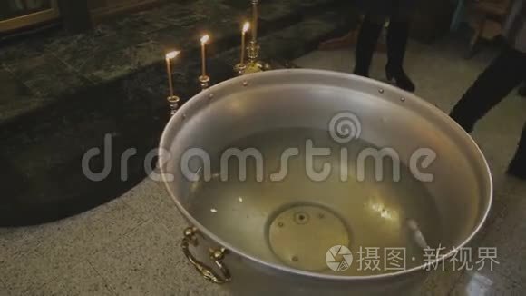 在洗礼前的教堂里视频