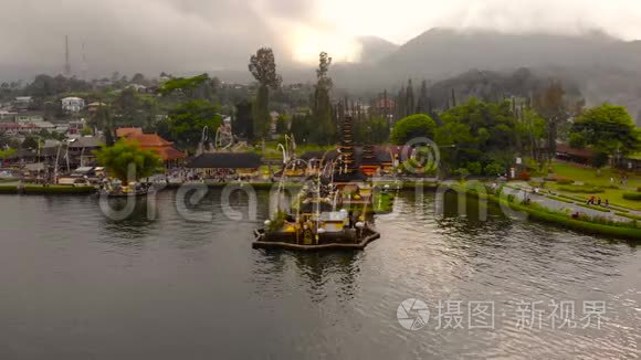 鸟瞰PuraUlun Danu寺庙在布拉坦湖，印度尼西亚巴厘岛。 在太阳穴周围旋转