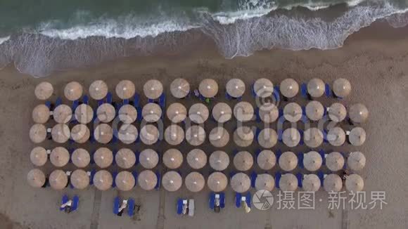 海滩有日光浴床，那里很少有人放松，鸟瞰