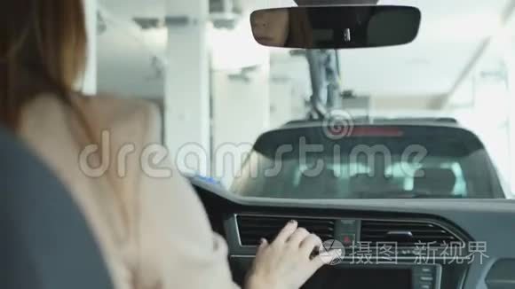 女性手接触汽车通风系统
