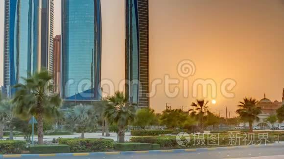 阿布扎比的摩天大楼在日落时与艾提哈德塔建筑时间推移。
