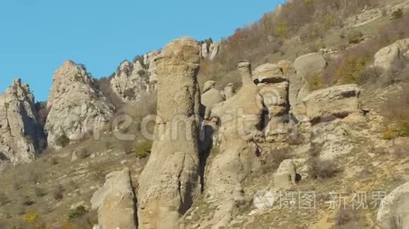 亚洲山区的一组岩石。 中枪。 美丽的风景和晴朗的蓝天