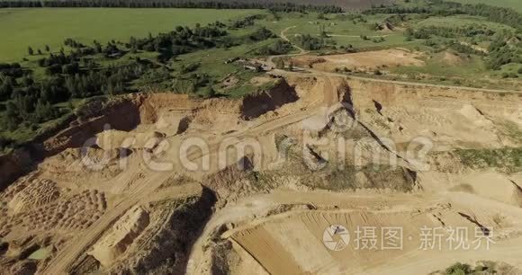 重型设备采石场的空中景观视频