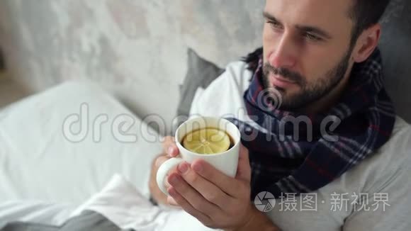 生病的先生喝着柠檬茶