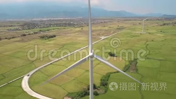 无人机视图风车电站.. 绿地上的空中景观风力发电机，用于发电风能。 现代