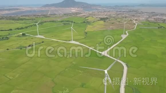 风车电站无人机视野.. 绿地上的空中景观风力发电机，用于发电风能。 现代